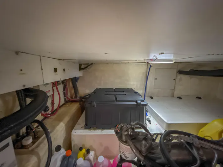 Little Lady Yacht Photos Pics Engine compartment