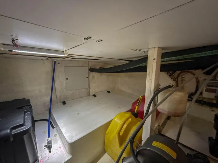 Little Lady Yacht Photos Pics Engine compartment