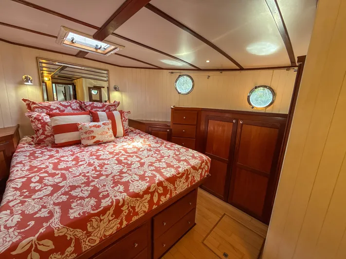 Little Lady Yacht Photos Pics Master stateroom
