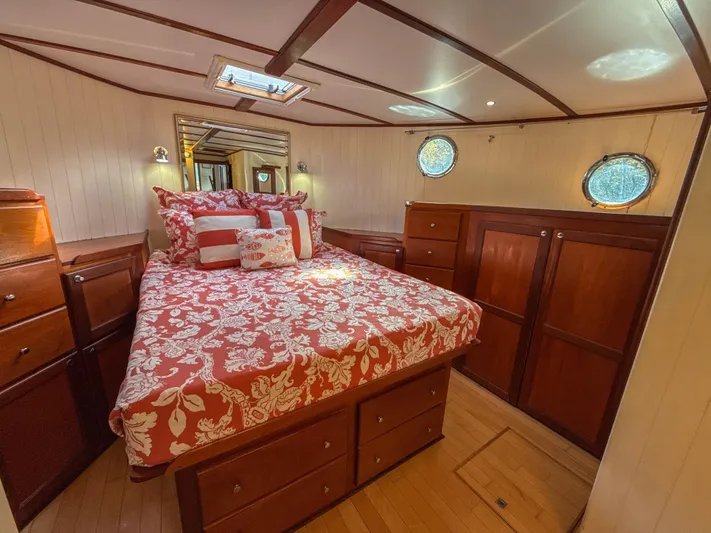 Little Lady Yacht Photos Pics Master stateroom