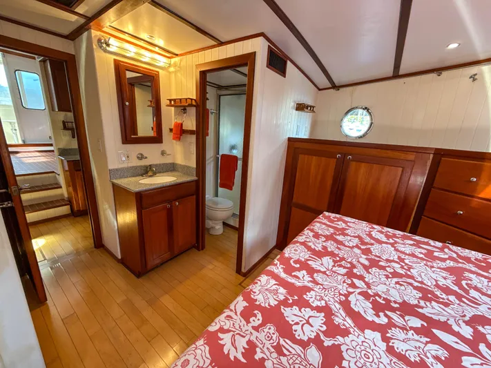 Little Lady Yacht Photos Pics Master stateroom