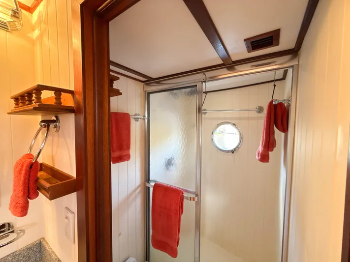 Little Lady Yacht Photos Pics Master head