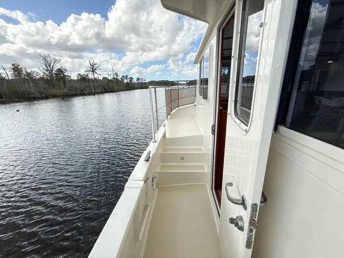 Little Lady Yacht Photos Pics Starboard sidedeck