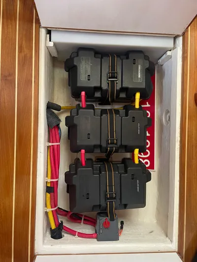 Tess Yacht Photos Pics Batteries