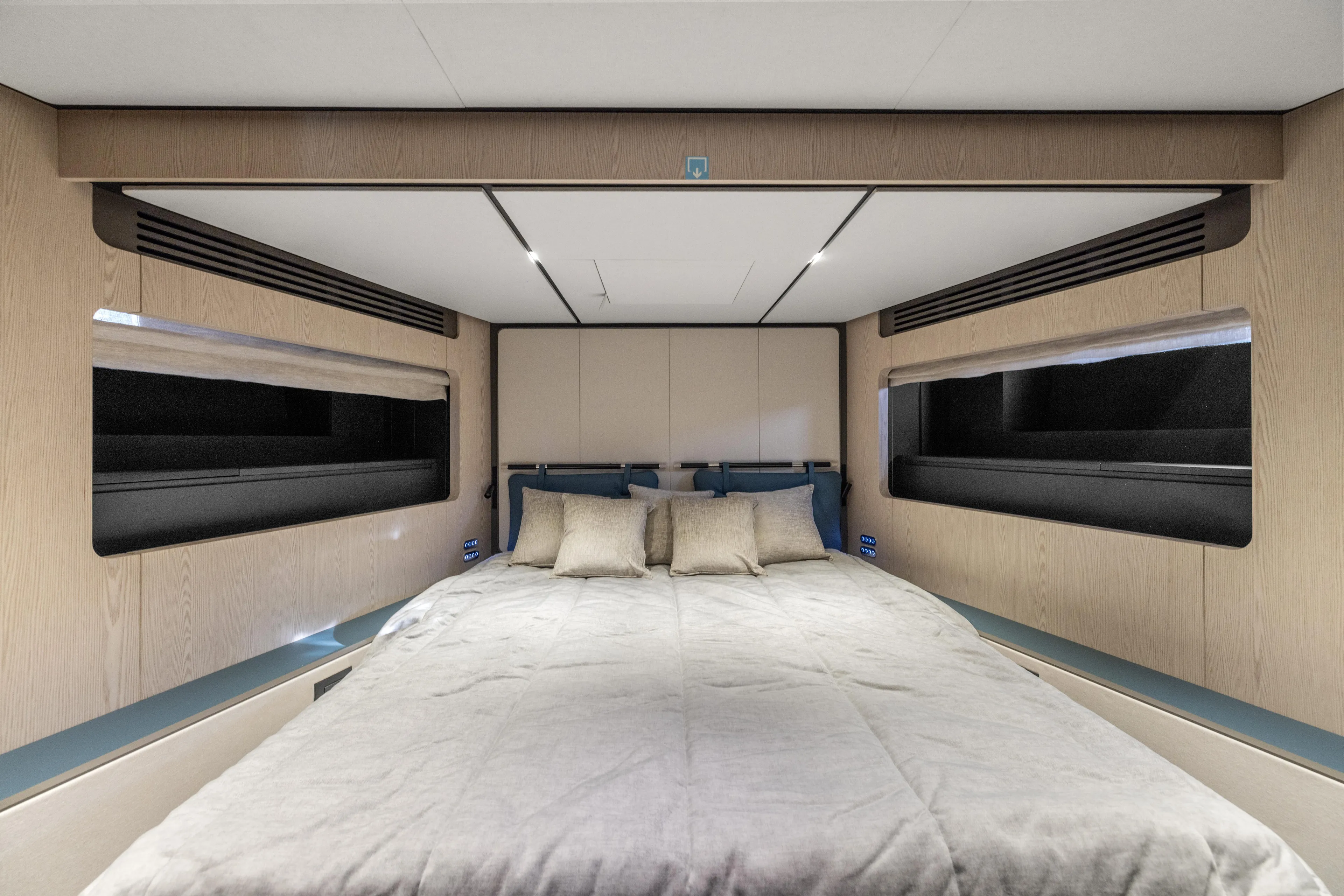  Yacht Photos Pics Luxurious bedroom interior of 2025 Ferretti Yachts INFYNITO 80, featuring modern design and comfort.