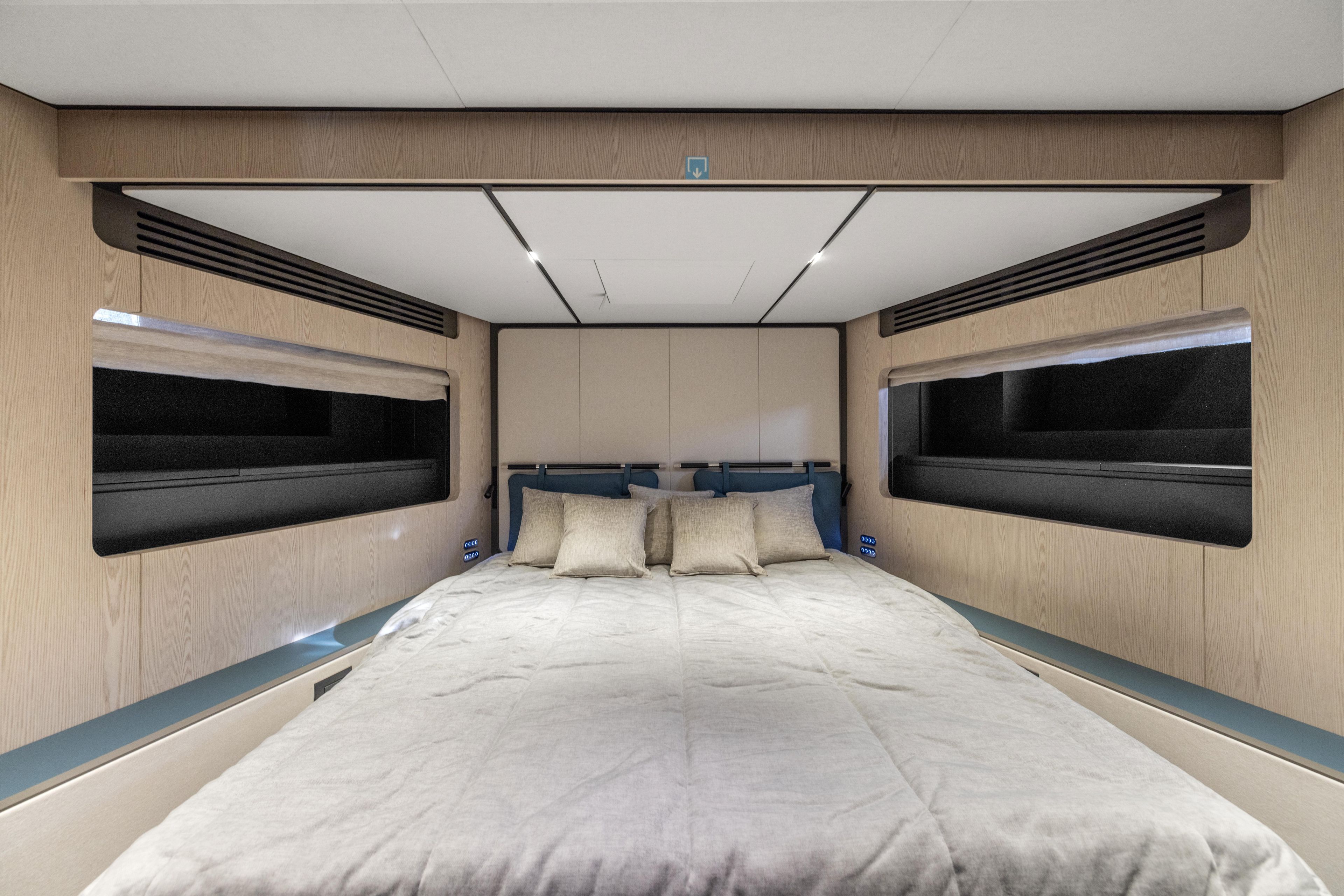 2025 Ferretti Yachts 77 