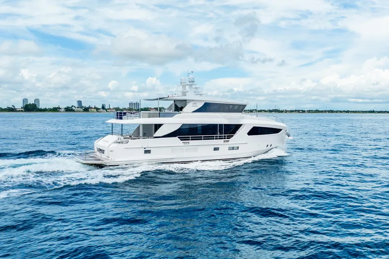 One More Time Yacht Photos Pics Luxury Horizon FD80 yacht cruising on open water, 2020 model.