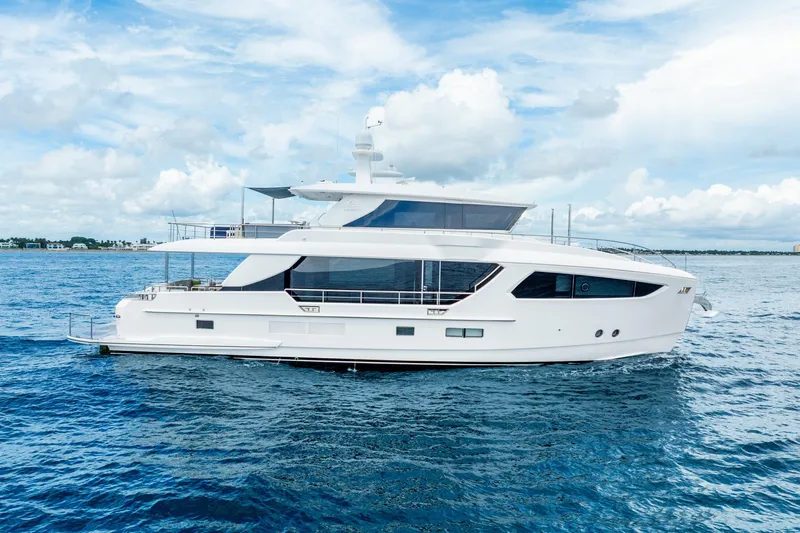 One More Time Yacht Photos Pics Luxury 2020 Horizon FD80 yacht cruising on open sea under blue sky.