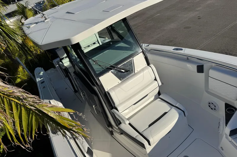  Yacht Photos Pics 2021 Blackfin 272 CC boat with sleek design and spacious seating.