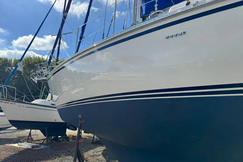 Mer Du Jour Yacht Photos Pics 2005 Caliber 40 LRC SE sailboat on stands, clear sky background.