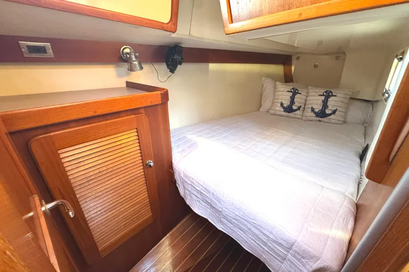 Mer Du Jour Yacht Photos Pics Cozy cabin interior of 2005 Caliber 40 LRC SE with nautical-themed bedding.