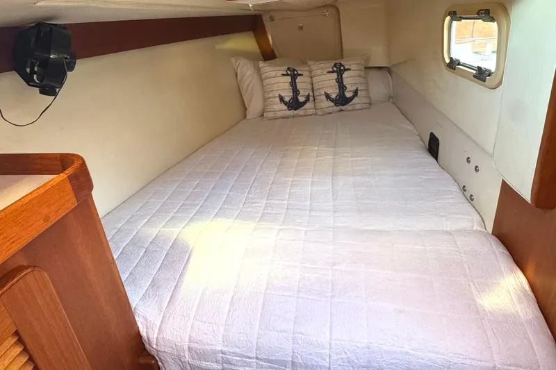 Mer Du Jour Yacht Photos Pics Cozy cabin bed in 2005 Caliber 40 LRC SE yacht with nautical-themed pillows.