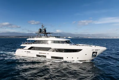 2021 Custom Line Navetta 33