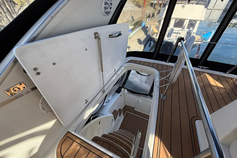 Gra-sea Yacht Photos Pics 2005 Meridian 381 Sedan yacht interior with open hatch and wooden deck.