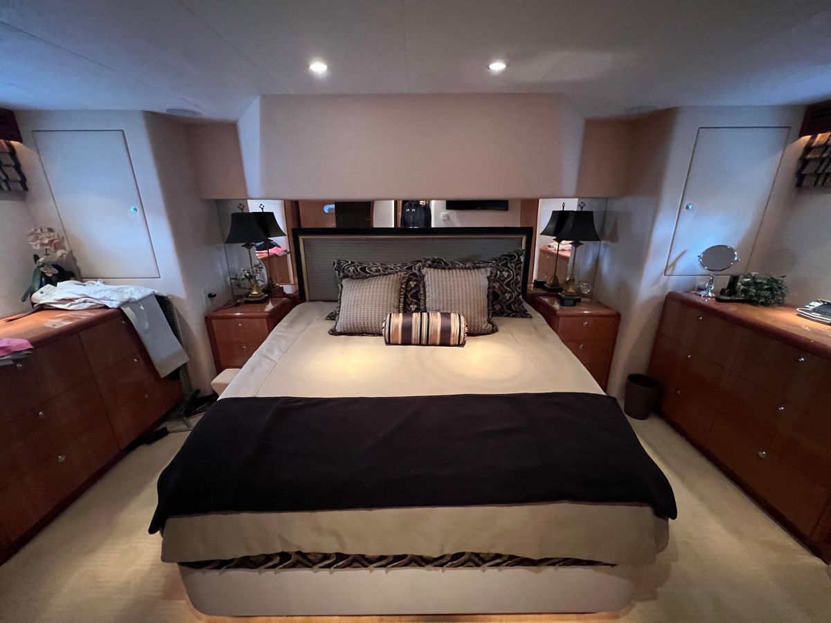 2008 Hatteras 64 