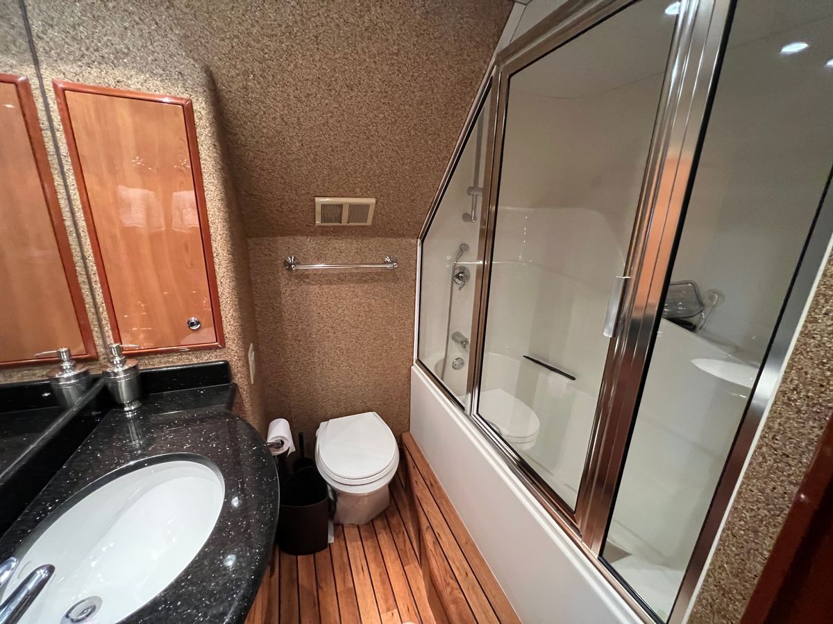 2008 Hatteras 64 