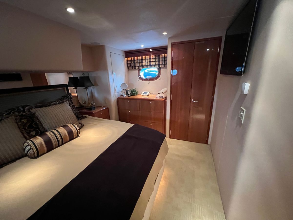 2008 Hatteras 64 
