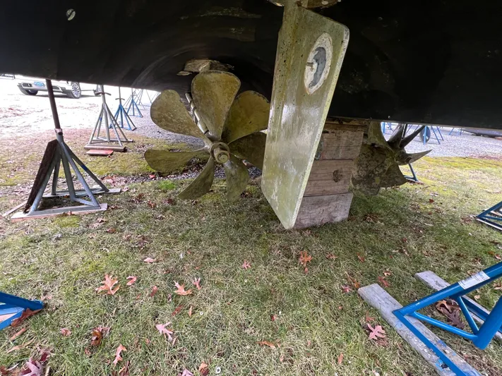 Lady J Yacht Photos Pics Underside of a 2008 Hatteras 64 Motor Yacht with propeller.