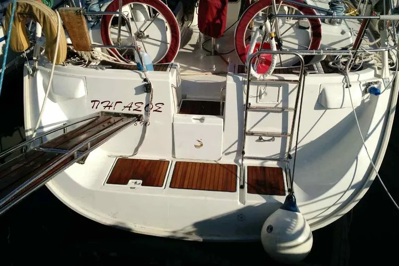  Yacht Photos Pics 2003 Beneteau Oceanis Clipper 473 yacht stern with ladder and wooden deck.