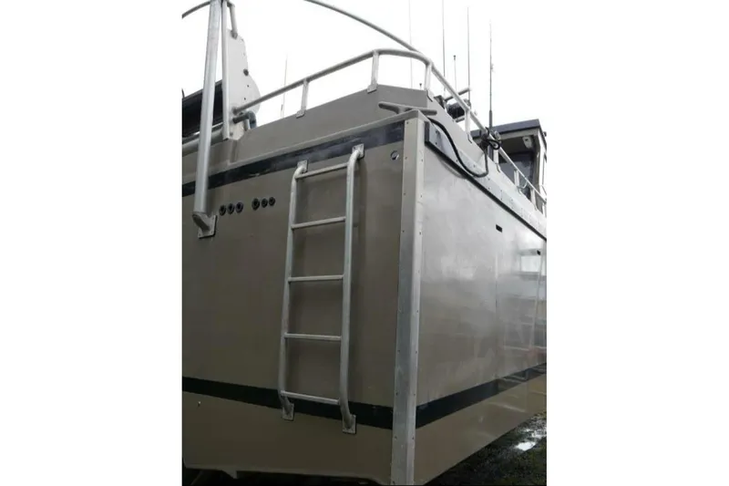 Alliance Yacht Photos Pics Custom Freestyle Marine 32 boat, 2022 model, featuring a sturdy ladder and sleek design.