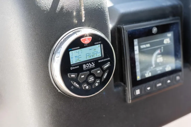  Yacht Photos Pics Dashboard of Hanover 375 (2026) featuring audio and navigation controls.