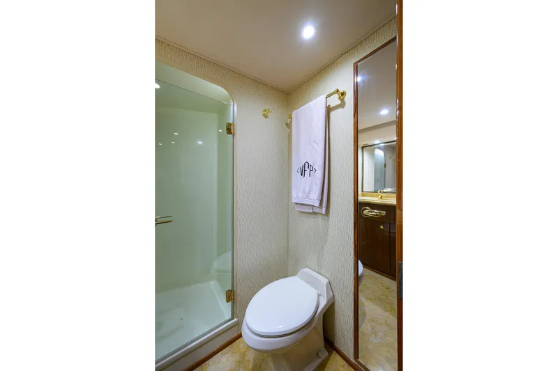 1/2 Barrel Yacht Photos Pics Master head shower and headhunter MSD