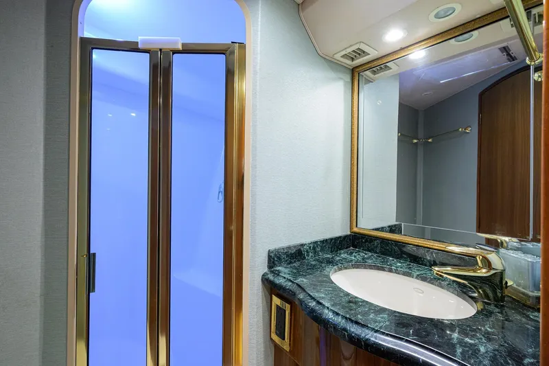 1/2 Barrel Yacht Photos Pics Guest head to starboard side with shower stall