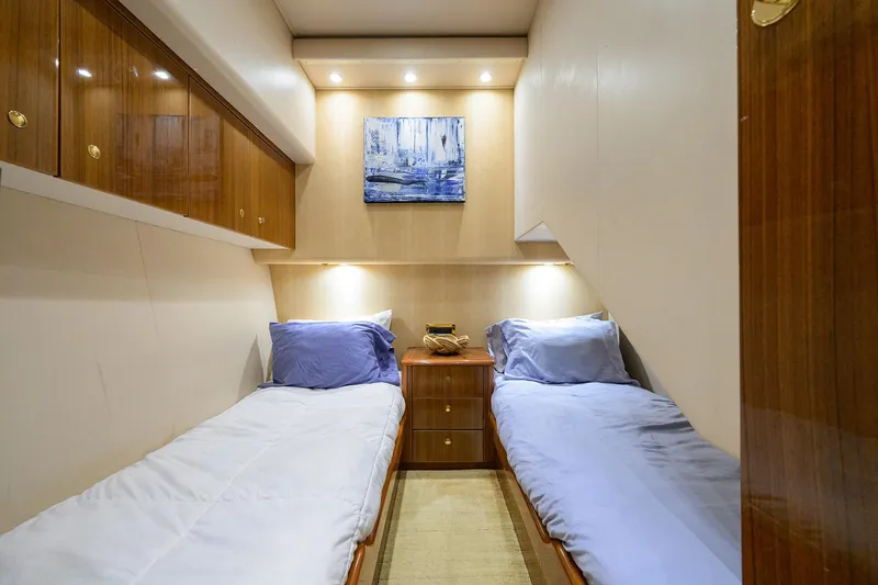 1/2 Barrel Yacht Photos Pics Aft guest stateroom to starboard side, twin berths