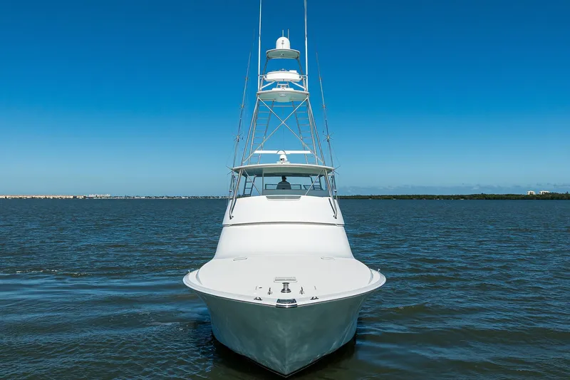 1/2 Barrel Yacht Photos Pics Clean bow with center fairlead for anchoring and windlass
