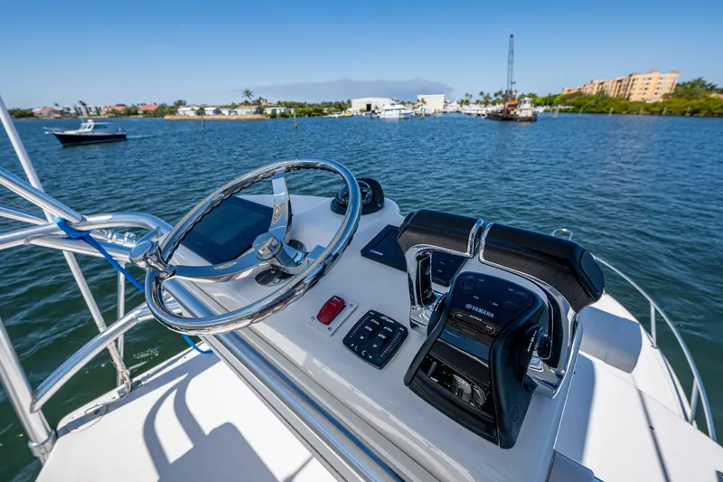 Seaclusion Yacht Photos Pics Helm of 2018 Albemarle 290 Express Fisherman with Yamaha controls on calm water.