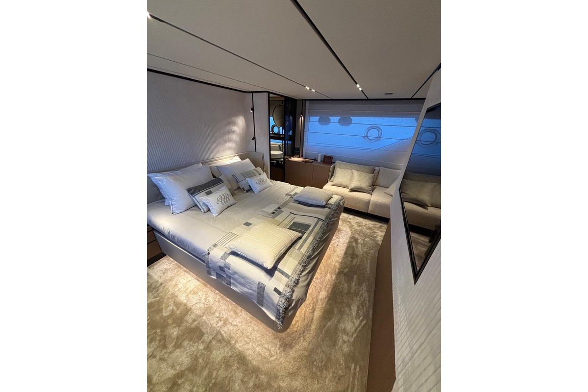 2025 Ferretti Yachts 73 