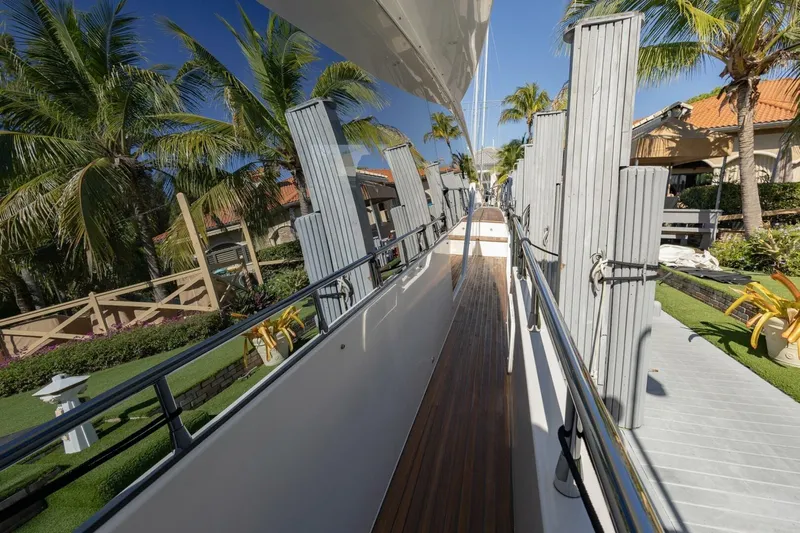 Rho Boat Yacht Photos Pics Azimut Fly 72 yacht docked, surrounded by palm trees and a sunny landscape, 2021 model.