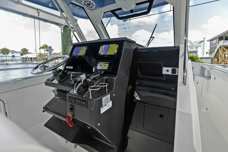  Yacht Photos Pics Helm / Electronics