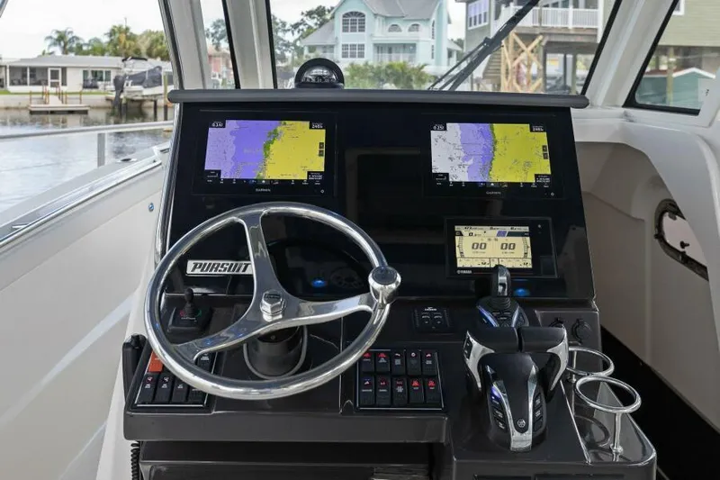  Yacht Photos Pics Helm / Electronics