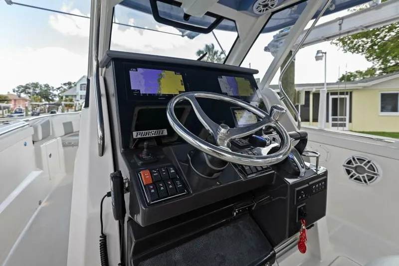  Yacht Photos Pics Helm / Electronics