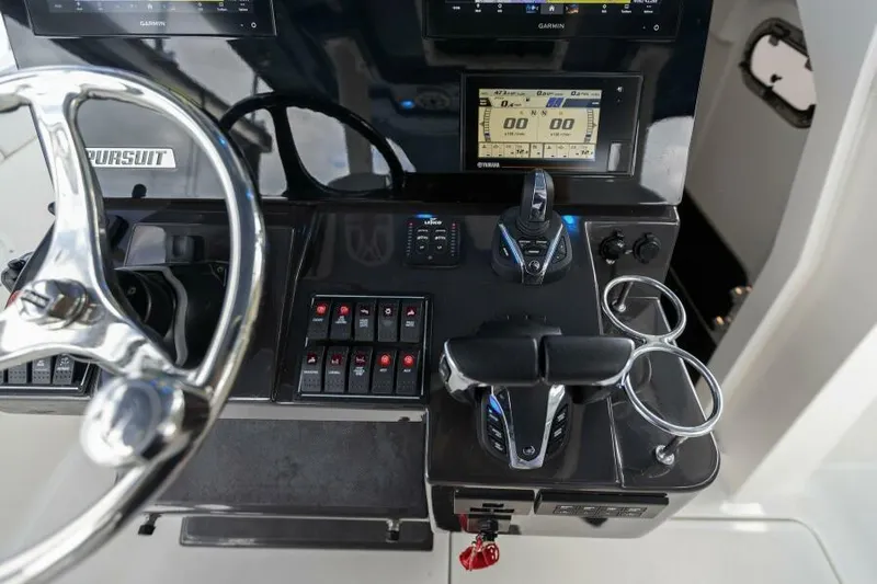  Yacht Photos Pics Helm / Electronics