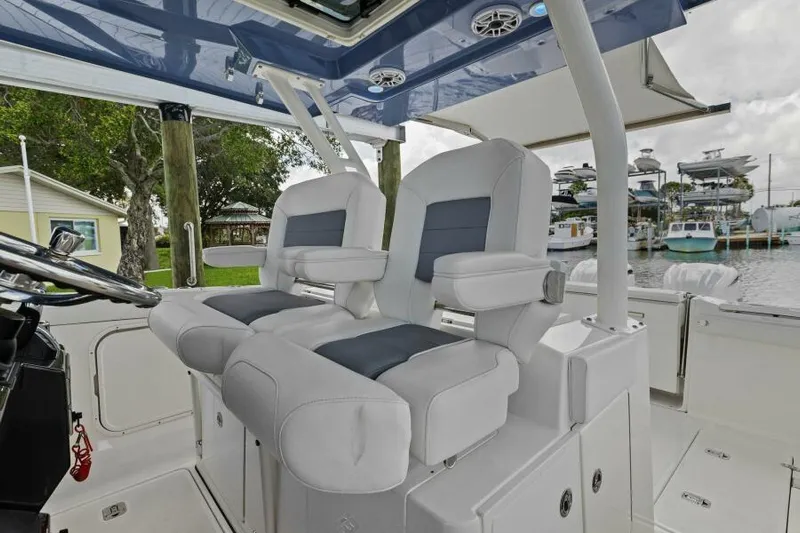  Yacht Photos Pics Helm Seating