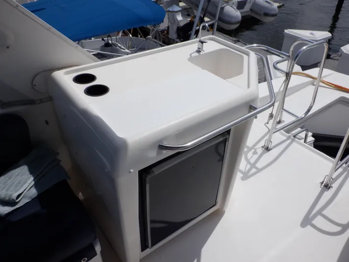 Epic Yacht Photos Pics Outdoor sink and counter on 1998 Bayliner 4788 Pilothouse Motoryacht deck.