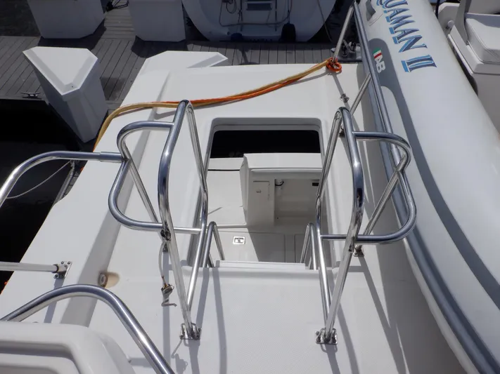 Epic Yacht Photos Pics 1998 Bayliner 4788 Pilothouse Motoryacht deck with stainless steel railings and hatch.