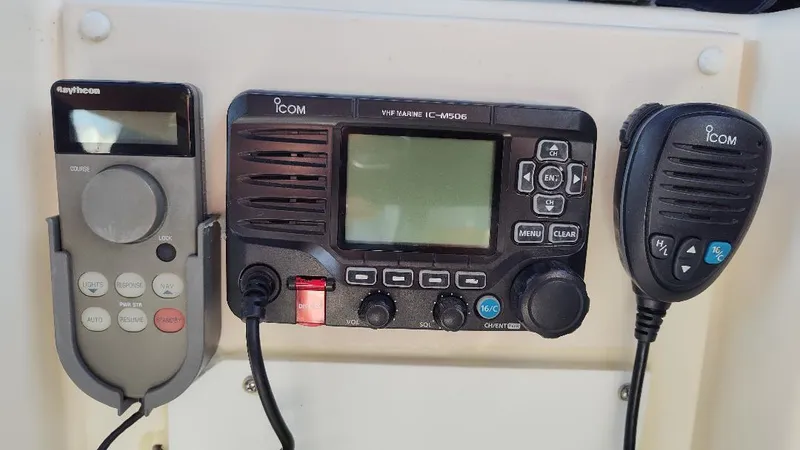 Epic Yacht Photos Pics Boat navigation and communication equipment on a 1998 Bayliner 4788 Pilothouse Motoryacht.