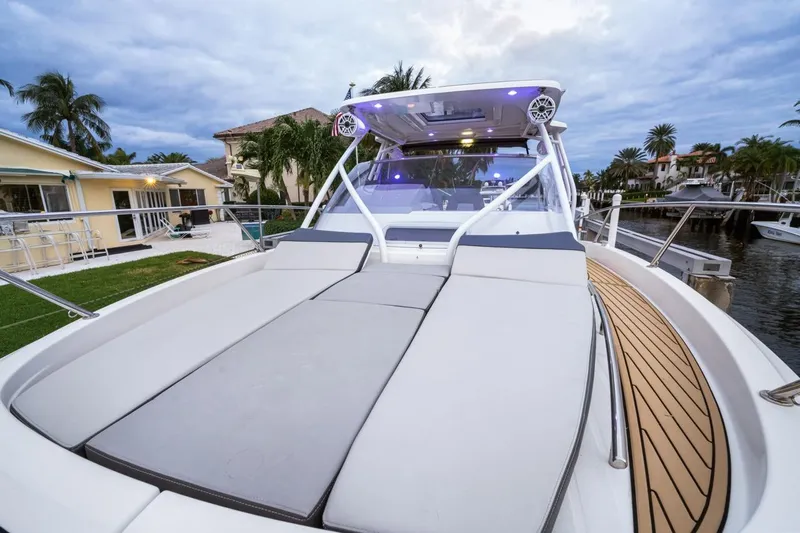  Yacht Photos Pics 2020 Jeanneau Leader 9.0 WA boat with spacious deck and modern design.