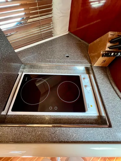  Yacht Photos Pics 1999 Fairline Targa 48 Open yacht kitchen with modern stovetop and knife set.