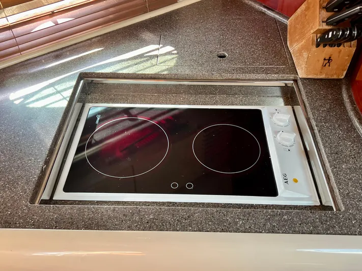  Yacht Photos Pics Built-in electric stove on Fairline Targa 48 Open yacht, 1999 model.