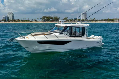 Boston Whaler 365 Conquest