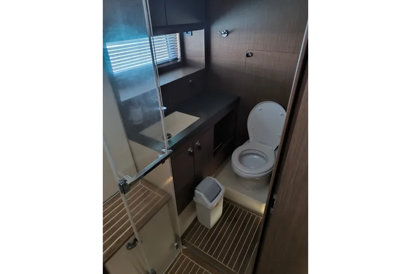 Thora Helen Yacht Photos Pics Head View (1)