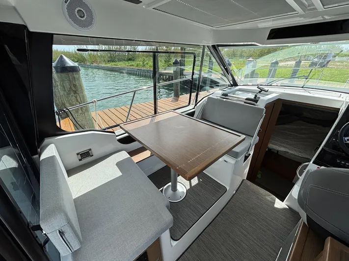 Knot Work'n Yacht Photos Pics 2020 Jeanneau NC895 Knot Work'N - Seating and Table