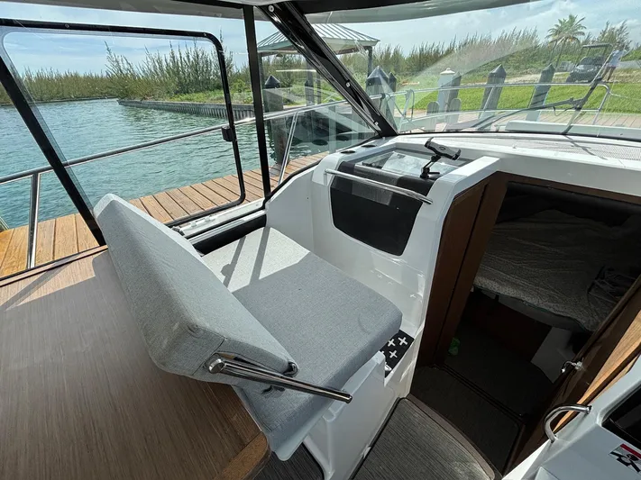 Knot Work'n Yacht Photos Pics 2020 Jeanneau NC895 Knot Work'N - Helm Seating