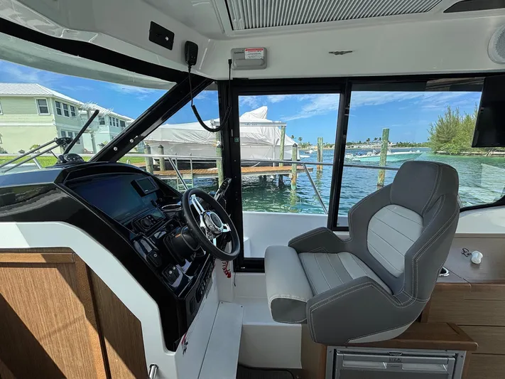 Knot Work'n Yacht Photos Pics 2020 Jeanneau NC895 Knot Work'N - Helm Seating and Electronics