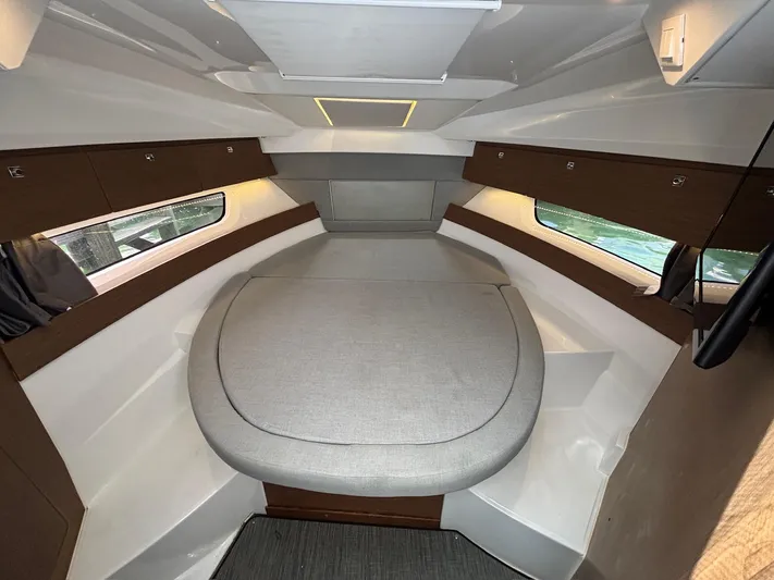 Knot Work'n Yacht Photos Pics 2020 Jeanneau NC895 - Interior, Forward Berth