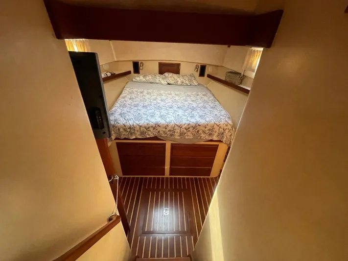 Endurance Yacht Photos Pics Cozy bedroom in 2006 Duffy Pilothouse Fast Trawler with wood flooring and double bed.